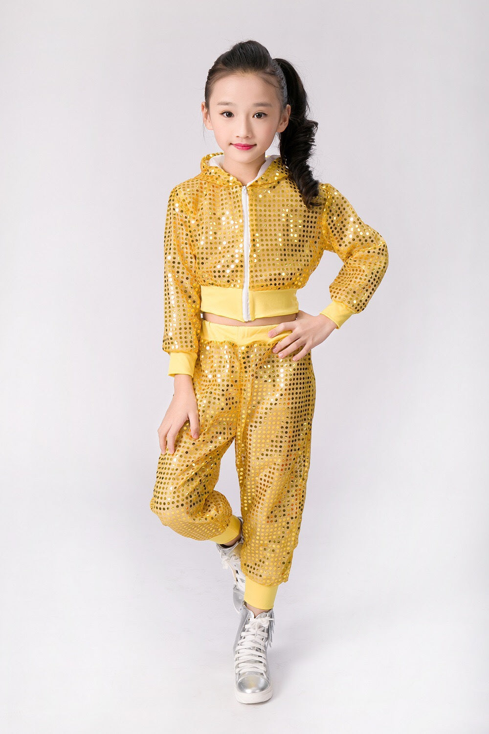 Children's two-piece sequin performance outfit for girls, featuring shiny details and comfortable fit, perfect for dance stage shows.