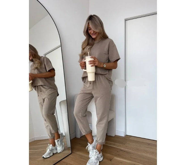 Solid-color women's casual sweatshirt set by Dropshipman, featuring a comfortable, relaxed fit for everyday wear.